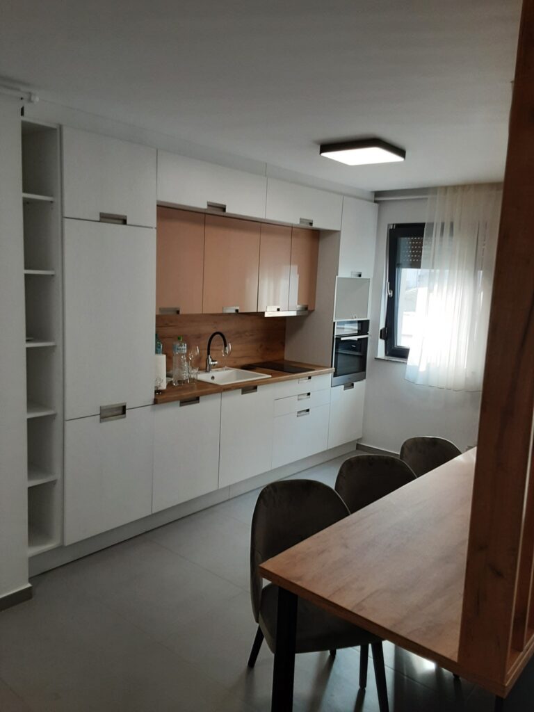Fehér modern stílusú konyha